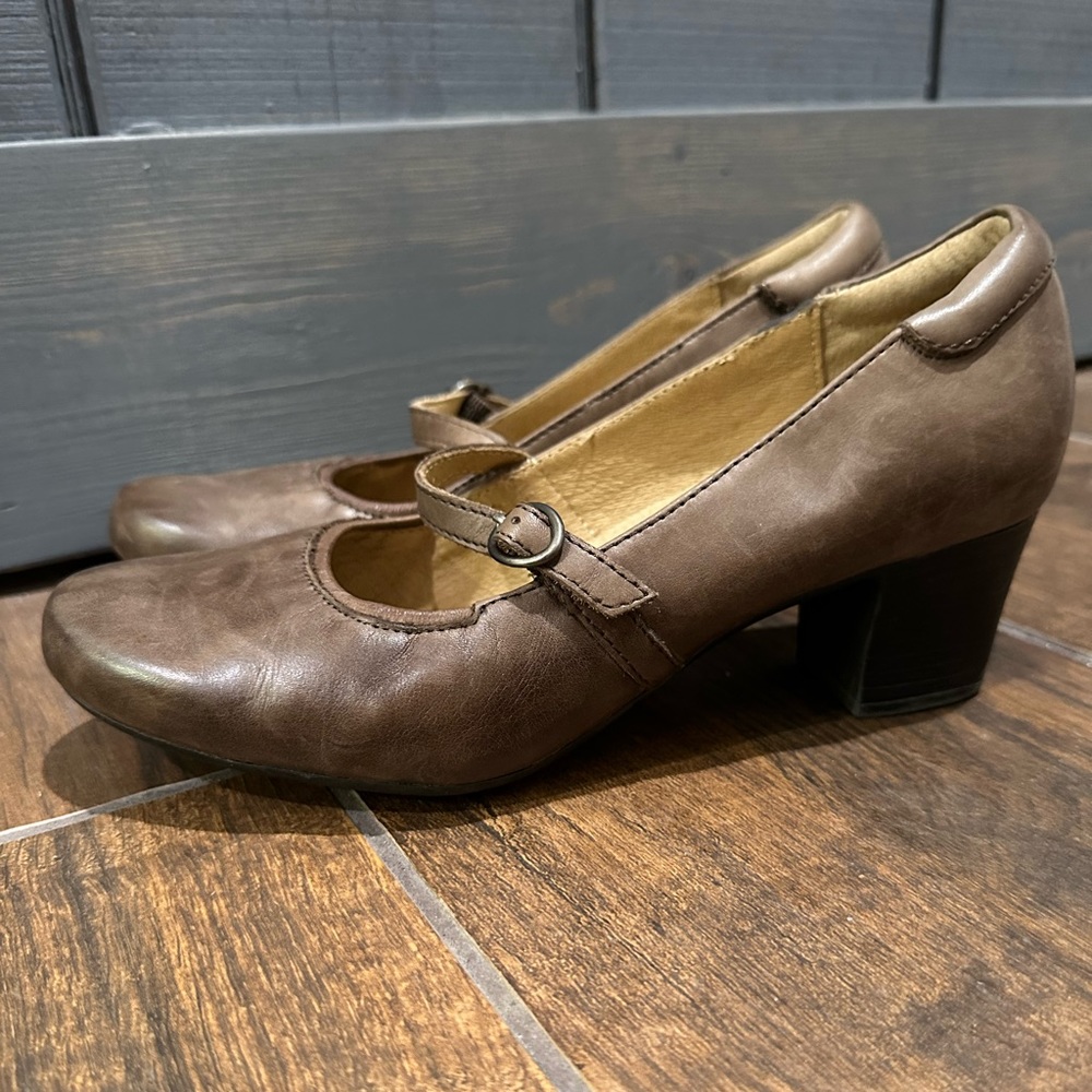 Walk Smart leather Mary Jane heels